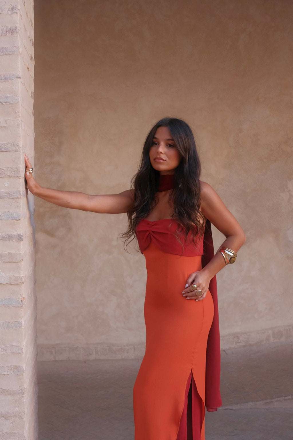Zahara | Vestido Largo con Pañuelo en Contraste – Naranja y Rojo