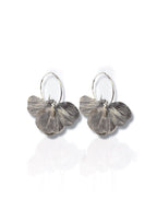 Pendientes de aros con flores plateados