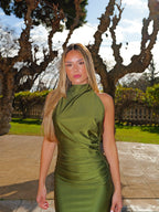 Vestido halter fruncido espalda oliva