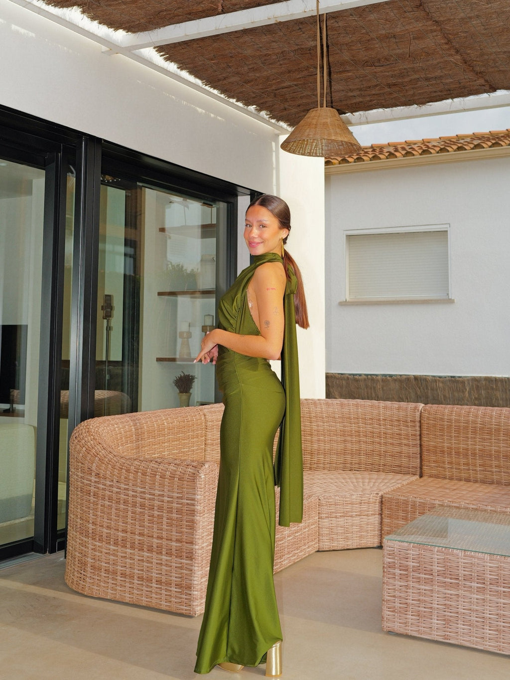 Vestido halter fruncido espalda oliva