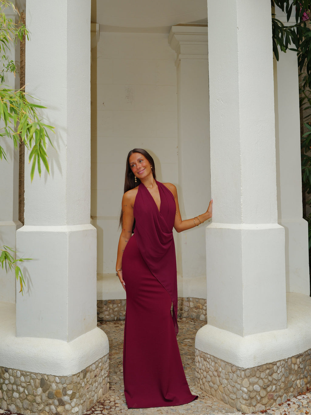Vestido capa asim tulle burdeos
