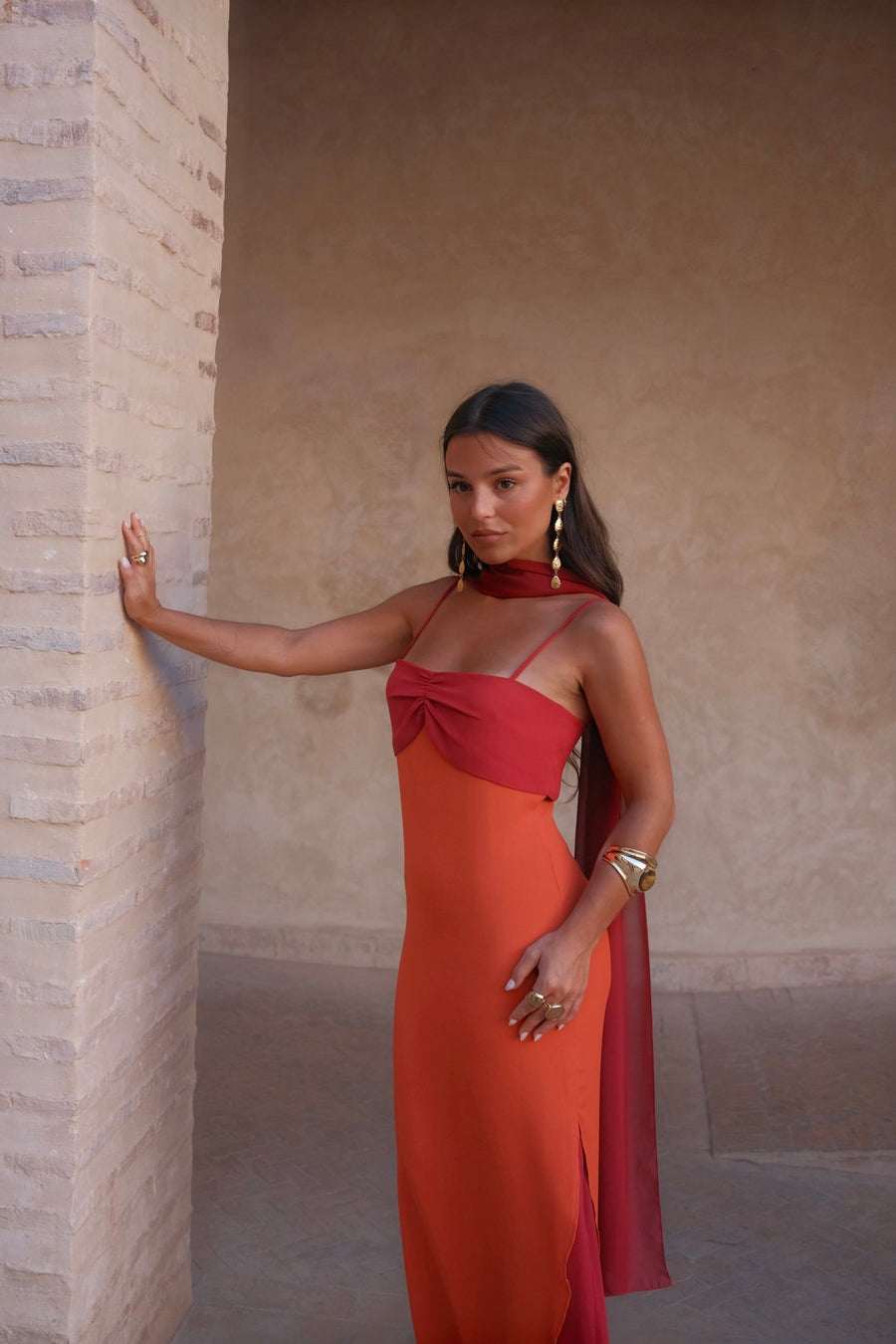 Zahara | Vestido Largo con Pañuelo en Contraste – Naranja y Rojo