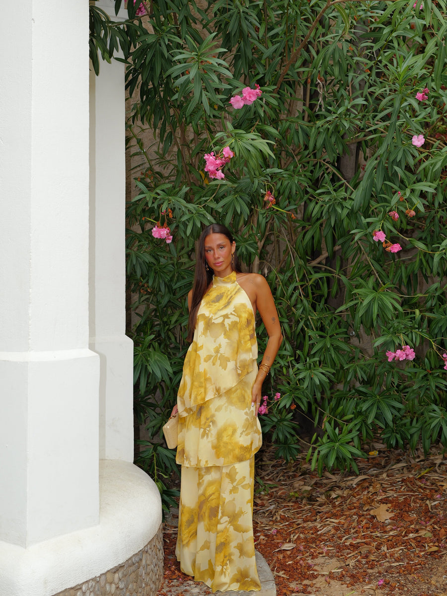 Vestido largo halter volantes estampado amarillo