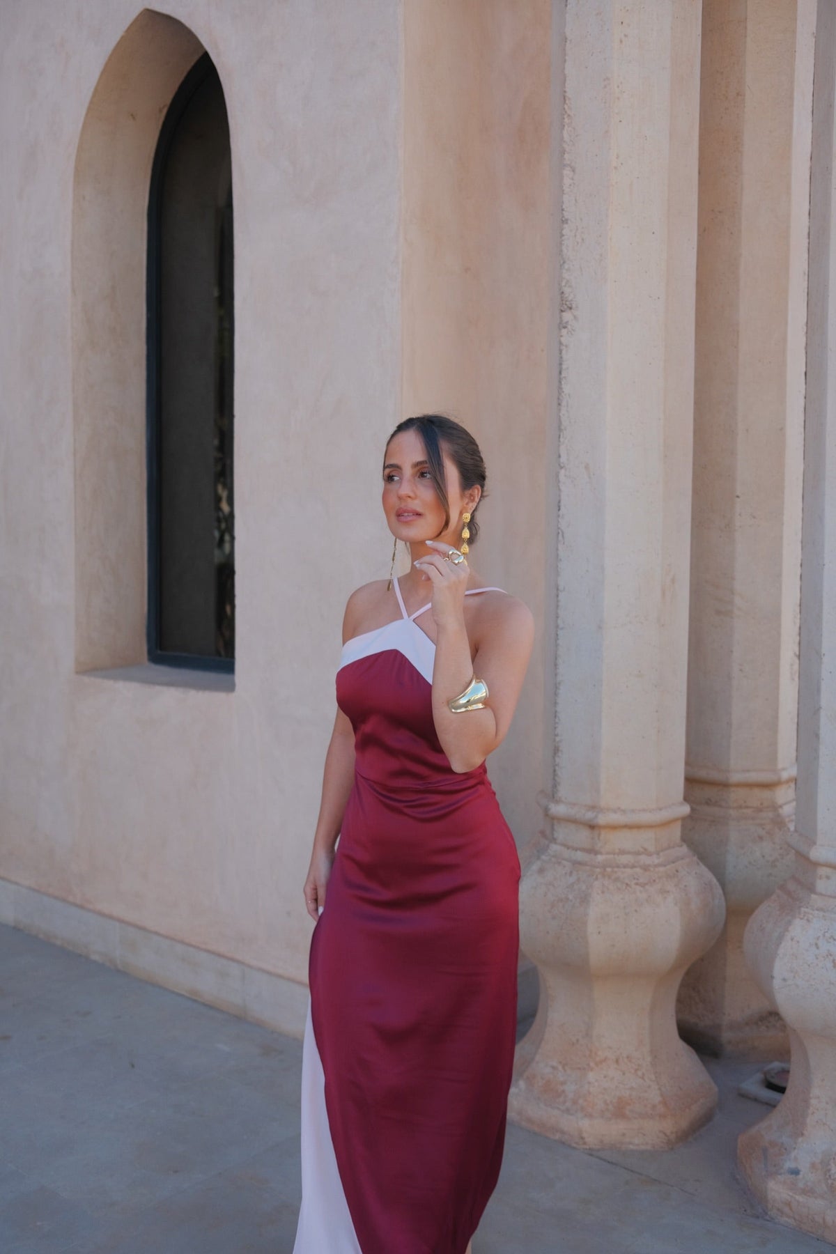 Aveline | Vestido Largo Satinado Cuello Halter – Burdeos
