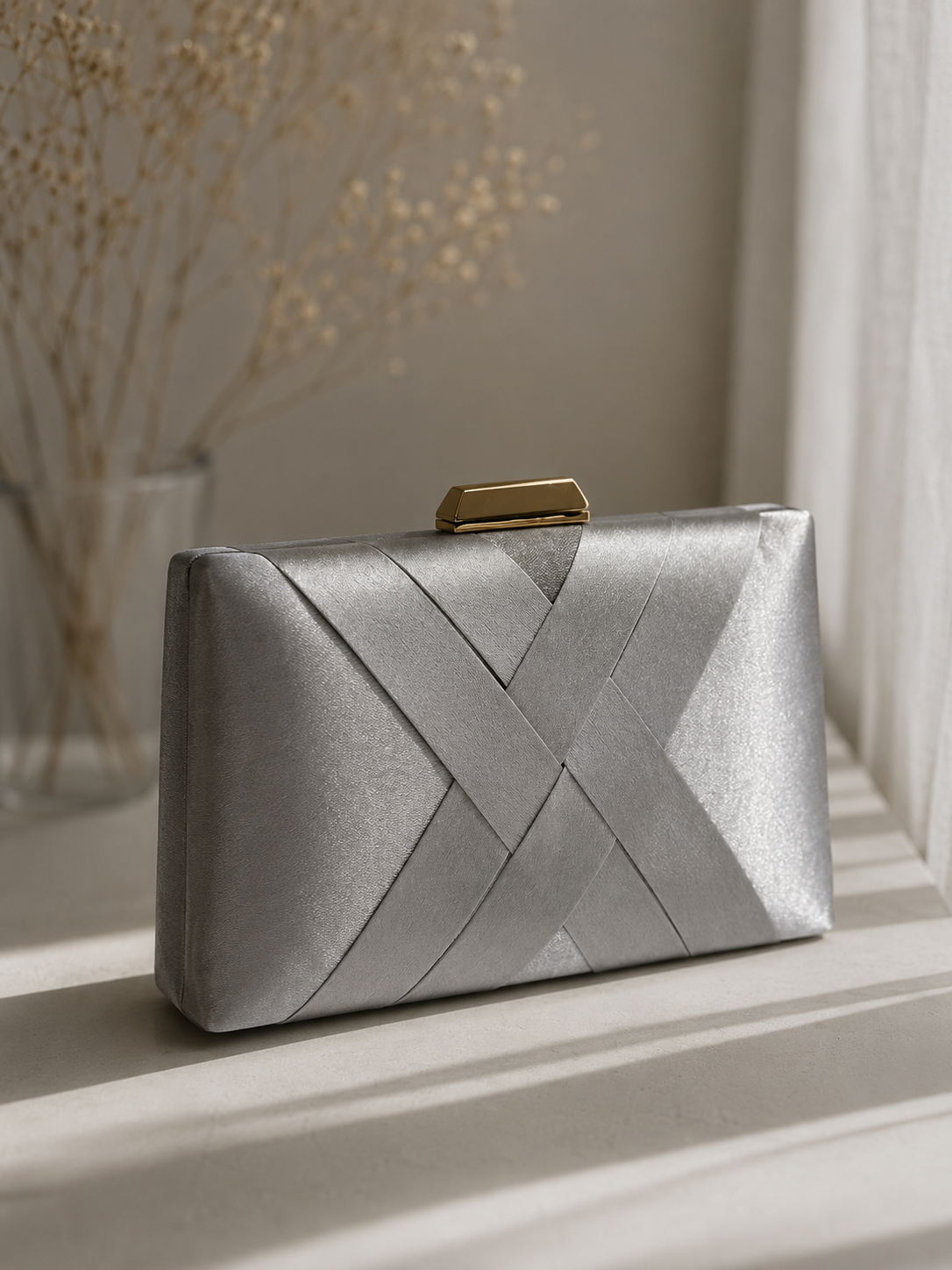 Clutch satinado plateado