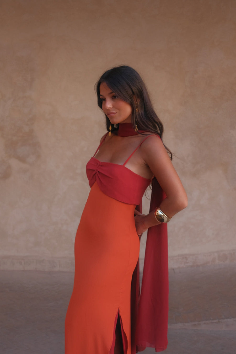 Zahara | Vestido Largo con Pañuelo en Contraste – Naranja y Rojo