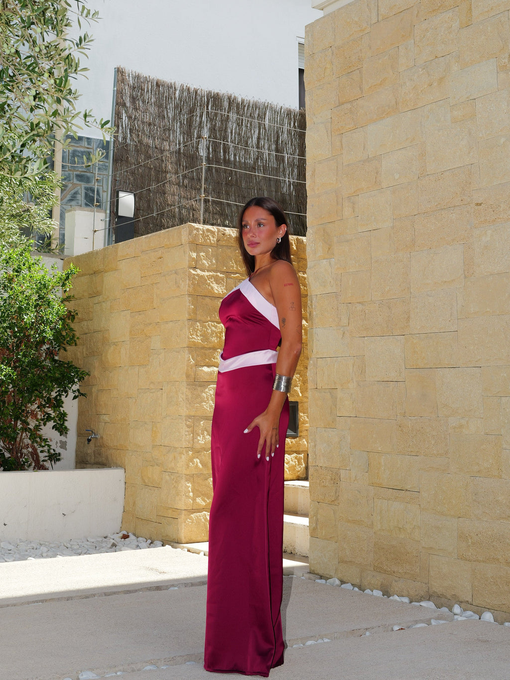Vestido halter raso bicolor berenjena