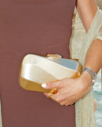 Clutch efecto ola dorado