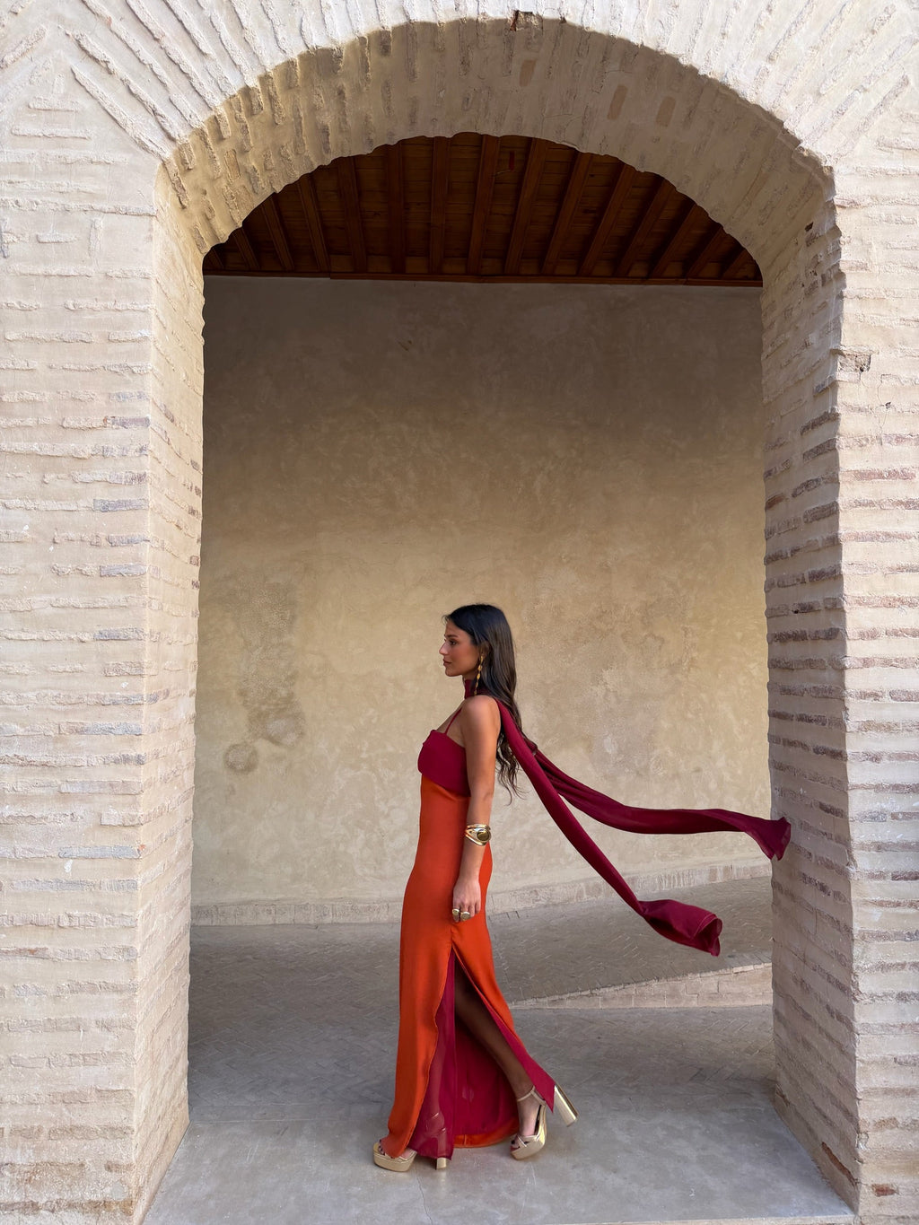 Zahara | Vestido Largo con Pañuelo en Contraste – Naranja y Rojo
