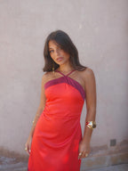 Aveline | Vestido Largo Satinado Cuello Halter – Rojo