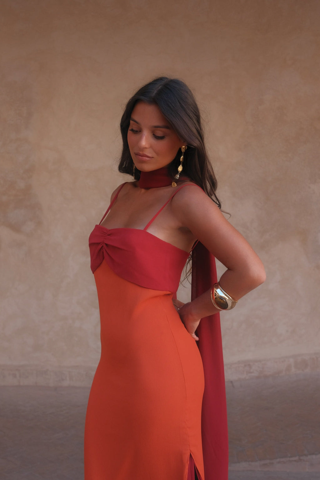 Zahara | Vestido Largo con Pañuelo en Contraste – Naranja y Rojo