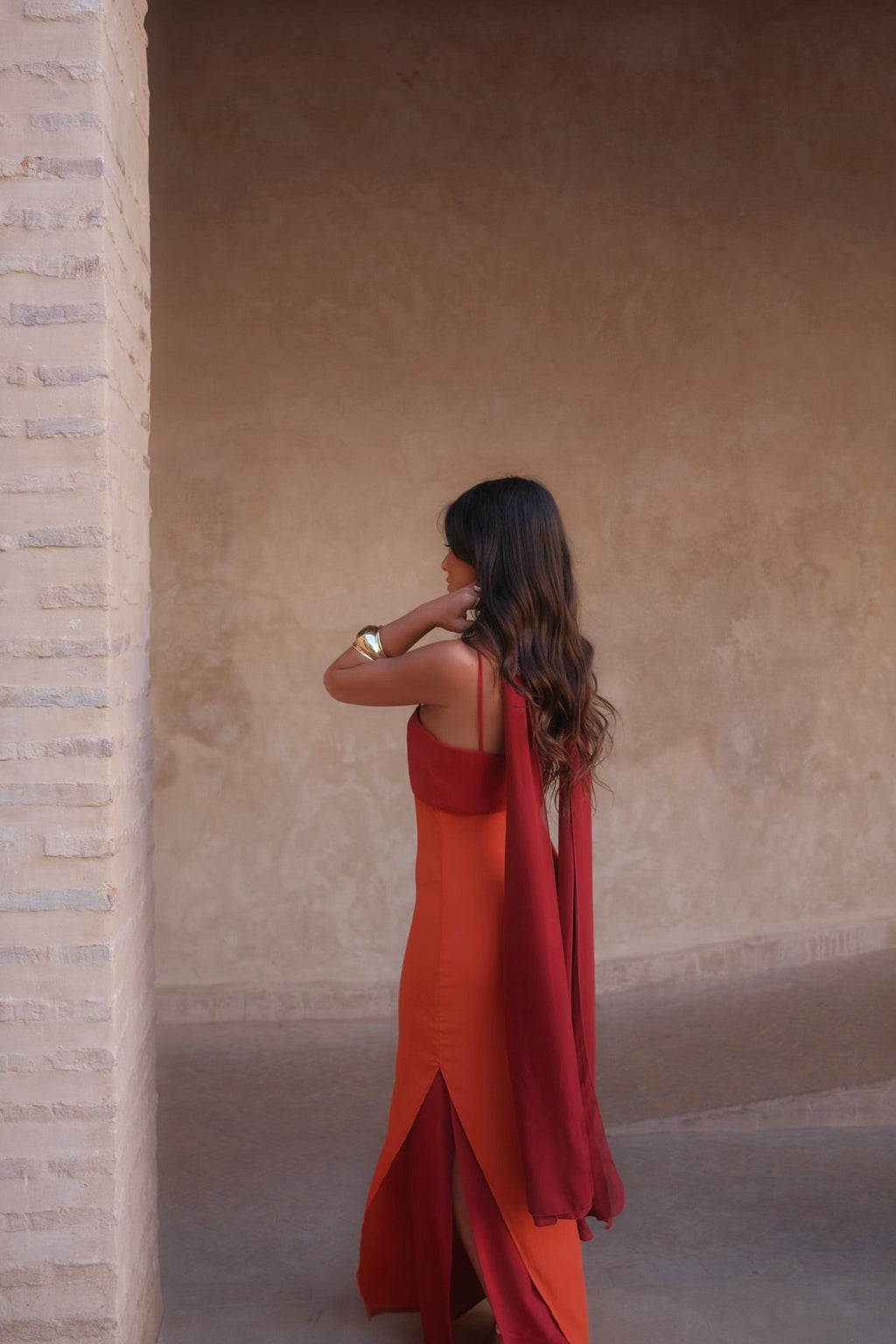 Zahara | Vestido Largo con Pañuelo en Contraste – Naranja y Rojo