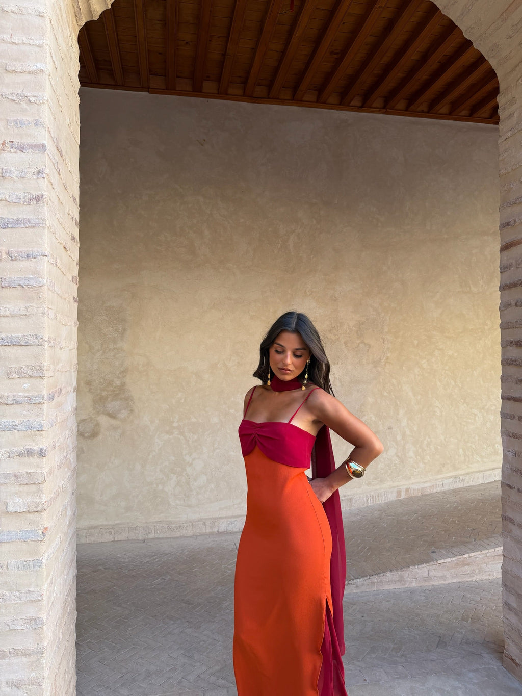 Zahara | Vestido Largo con Pañuelo en Contraste – Naranja y Rojo
