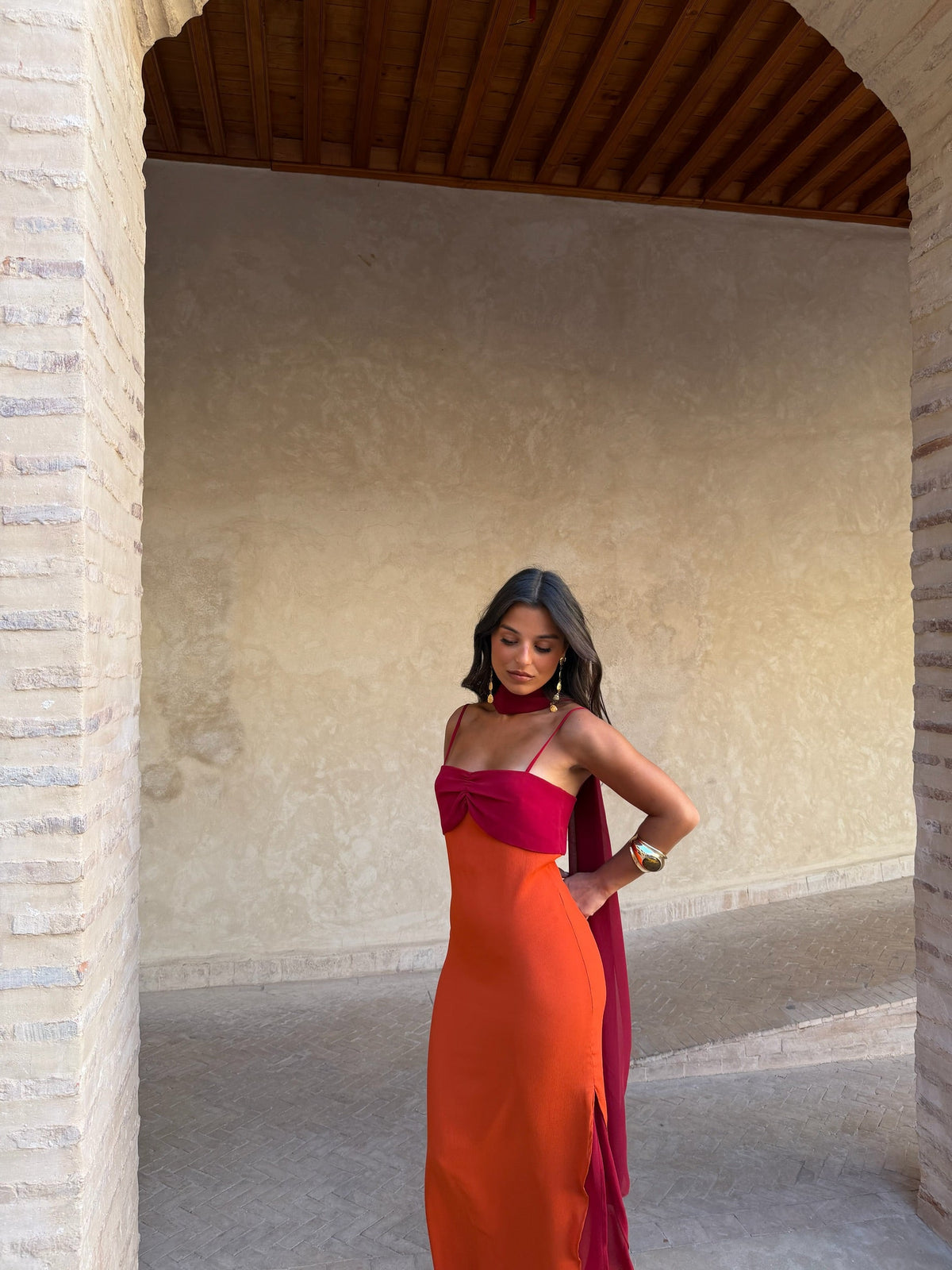 Zahara | Vestido Largo con Pañuelo en Contraste – Naranja y Rojo