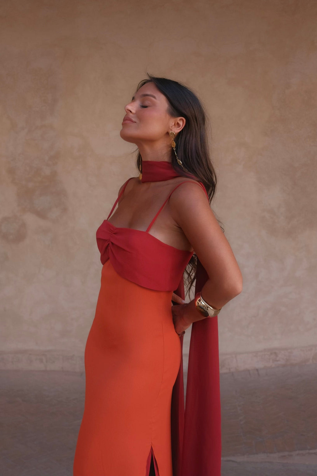 Zahara | Vestido Largo con Pañuelo en Contraste – Naranja y Rojo