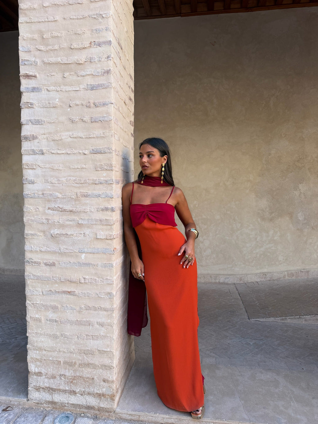 Zahara | Vestido Largo con Pañuelo en Contraste – Naranja y Rojo