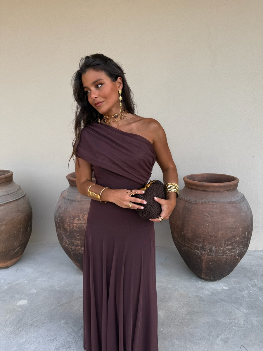 Valentina | Vestido Largo de Tul Escote Bardot – Marrón