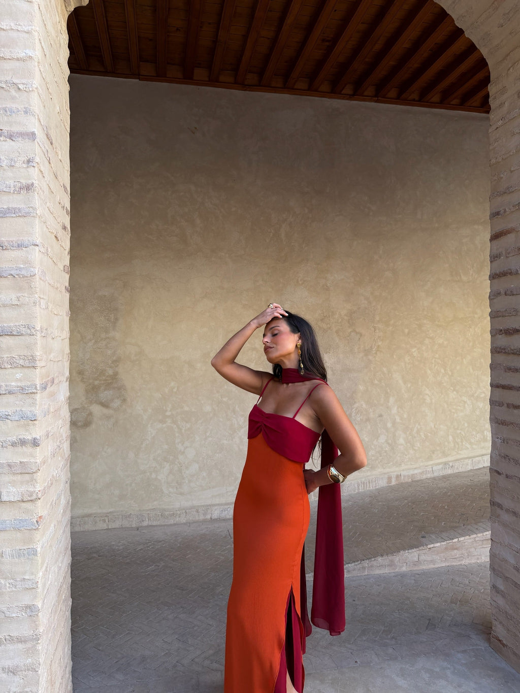 Zahara | Vestido Largo con Pañuelo en Contraste – Naranja y Rojo